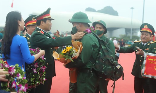 Thượng tướng Nguyễn Tân Cương - Ủy viên Trung ương Đảng, Ủy viên Thường vụ Quân ủy Trung ương, Thứ trưởng Bộ Quốc phòng, Tổng Tham mưu trưởng Quân đội nhân dân Việt Nam - trò chuyện cùng tân binh trước giờ lên đường nhập ngũ. Ảnh: Nguyễn Hùng