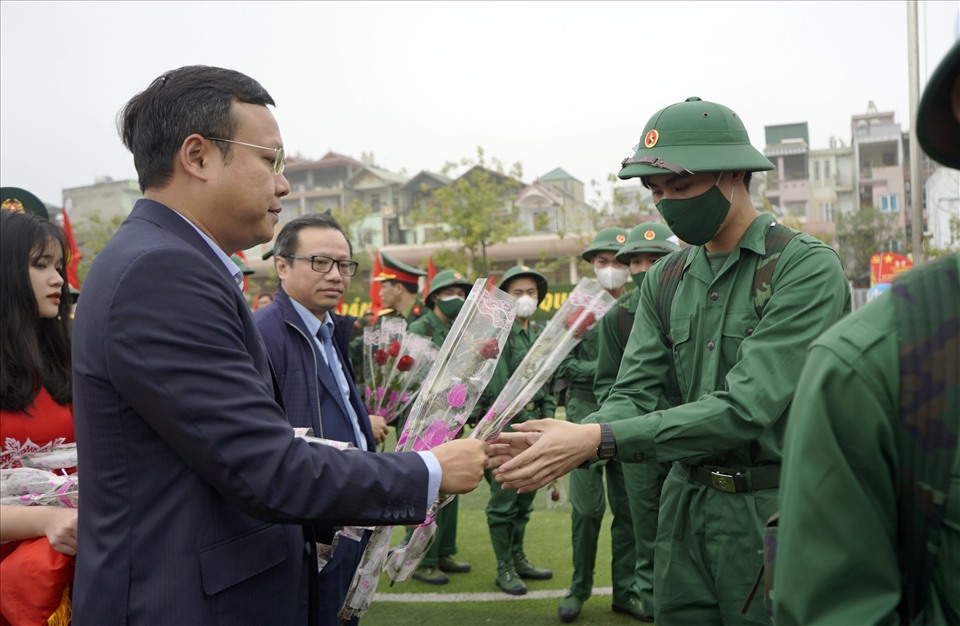 Chủ tịch Liên đoàn Lao động Thành phố Hà Nội Phạm Quang Thanh tặng hoa, động viên tân binh tại Lễ giao nhận quân huyện Quốc Oai. Ảnh: Ngọc Ánh