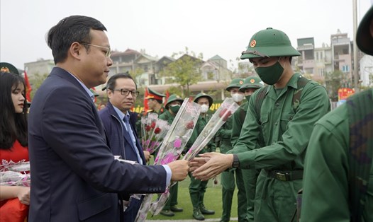 Chủ tịch Liên đoàn Lao động Thành phố Hà Nội Phạm Quang Thanh tặng hoa, động viên tân binh tại Lễ giao nhận quân huyện Quốc Oai. Ảnh: Ngọc Ánh