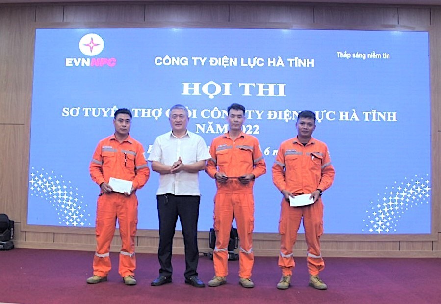 Anh Phạm Thanh Tùng (thứ nhất, bên phải) đạt Giải nhất cuộc thi thợ giỏi nhóm nghề Quản lý vận hành - Công ty Điện lực Hà Tĩnh. Ảnh: Phương Thảo