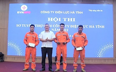 Anh Phạm Thanh Tùng (thứ nhất, bên phải) đạt Giải nhất cuộc thi thợ giỏi nhóm nghề Quản lý vận hành - Công ty Điện lực Hà Tĩnh. Ảnh: Phương Thảo