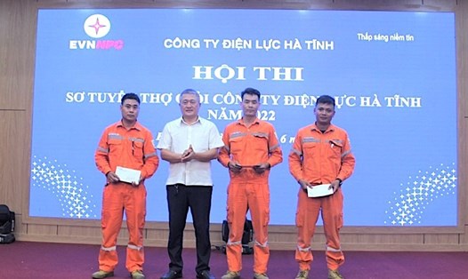 Anh Phạm Thanh Tùng (thứ nhất, bên phải) đạt Giải nhất cuộc thi thợ giỏi nhóm nghề Quản lý vận hành - Công ty Điện lực Hà Tĩnh. Ảnh: Phương Thảo
