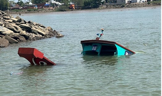 Thuyền chở khách ký hiệu ĐN 1228 bị chìm trên sông Đồng Nai khiến 1 thai phụ tử vong. Ảnh: Hà Anh Chiến