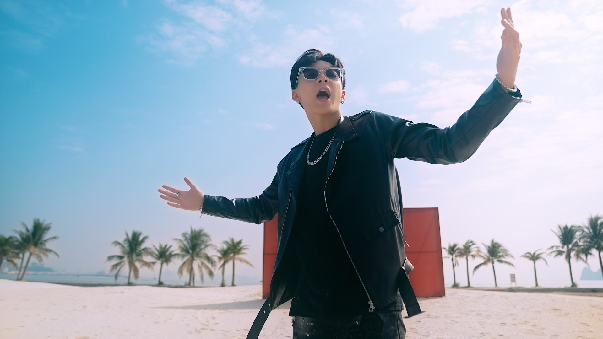 Với những ca từ tươi vui, mang đậm chất sinh viên – tuổi hồn nhiên, trong sáng với những tình cảm rung động đầu đời DKEY đã mang những cảm xúc ấy để viết nên những nốt nhạc đầu tiên.