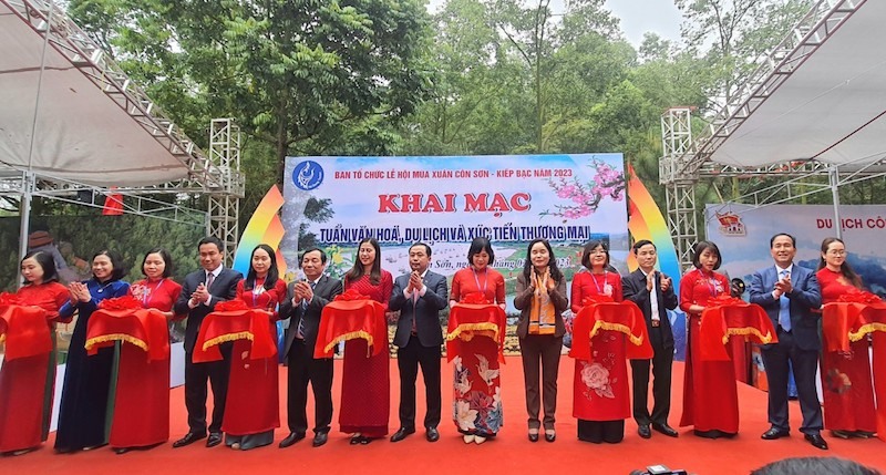 Các đại biểu cắt băng khai mạc tuần Văn hoá, Du lịch và Xúc tiến thương mại năm 2023. Ảnh: Cổng TTĐT Hải Dương