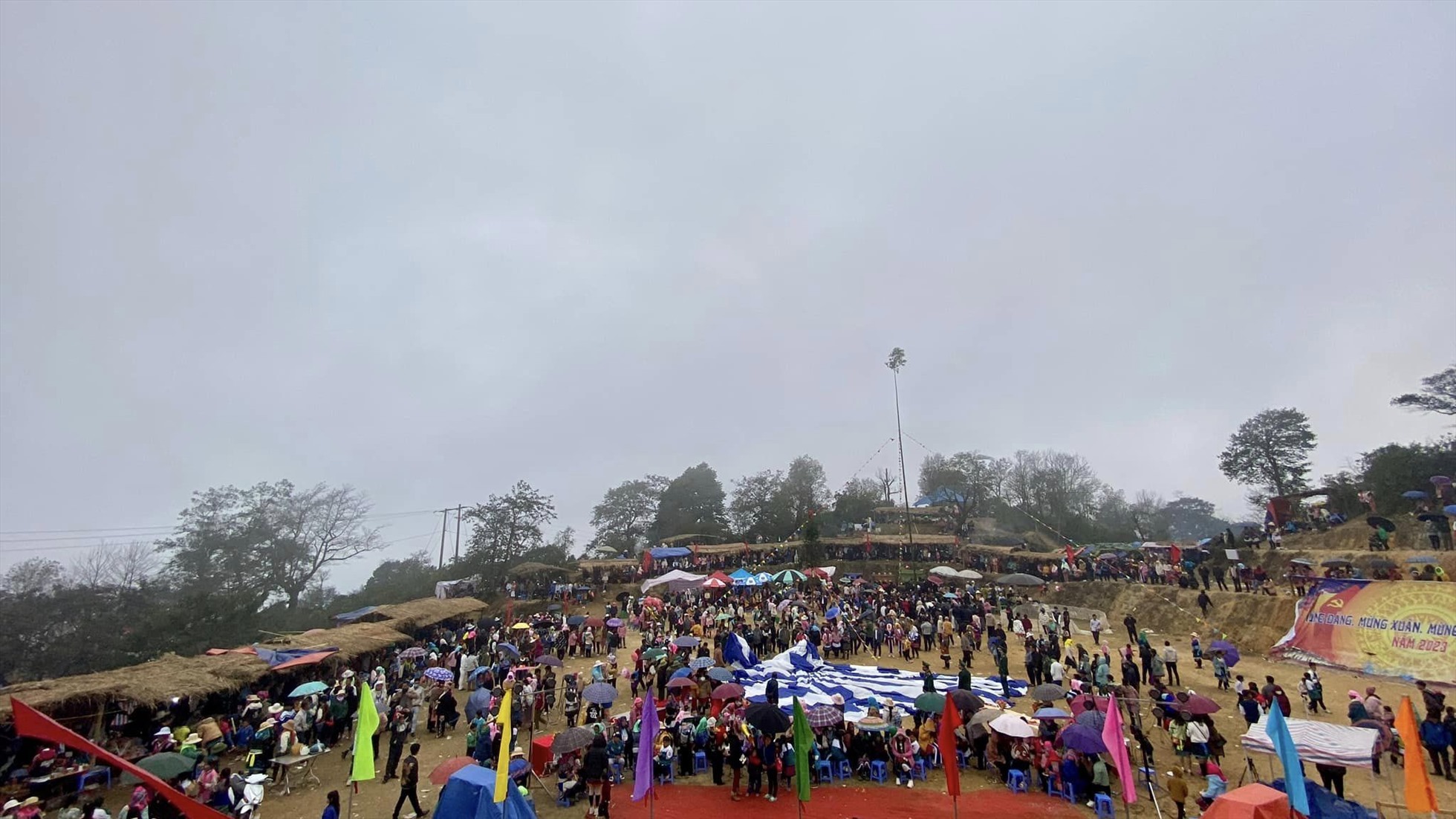 Đông đảo nhân dân và du khách tham gia lễ hội Gầu Tào.   Ảnh: Thuan Nong