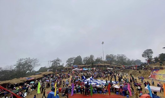 Đông đảo nhân dân và du khách tham gia lễ hội Gầu Tào.   Ảnh: Thuan Nong