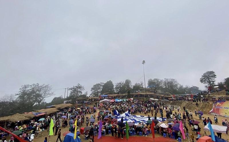 Đông đảo nhân dân và du khách tham gia lễ hội Gầu Tào.   Ảnh: Thuan Nong