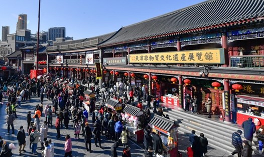 Người dân thăm phố cổ văn hóa ở Thiên Tân, phía bắc Trung Quốc, ngày 17.2.2021. Ảnh: Xinhua