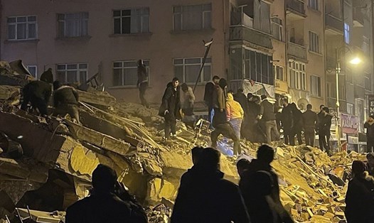 Tìm kiếm người mắc kẹt sau động đất ở Pazarcik, tỉnh Kahramanmaras, miền nam Thổ Nhĩ Kỳ, ngày 6.2.2023. Ảnh: China Daily/VCG