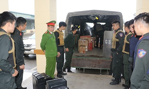 Công an thu giữ các tài liệu liên quan đến hành vi nhận hối lộ tại Trung tâm đăng kiểm xe cơ giới tỉnh Nghệ An. Ảnh: Công an cung cấp