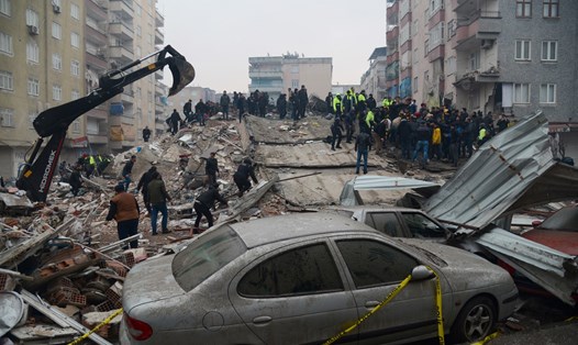 Cứu hộ sau động đất ở Diyarbakir, Thổ Nhĩ Kỳ, ngày 6.2.2023. Ảnh: AFP