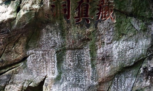 Một số văn thơ chạm khắc trên vách đá hang động Tàng Chân, Ngũ Hành Sơn. Ảnh: Từ Ân