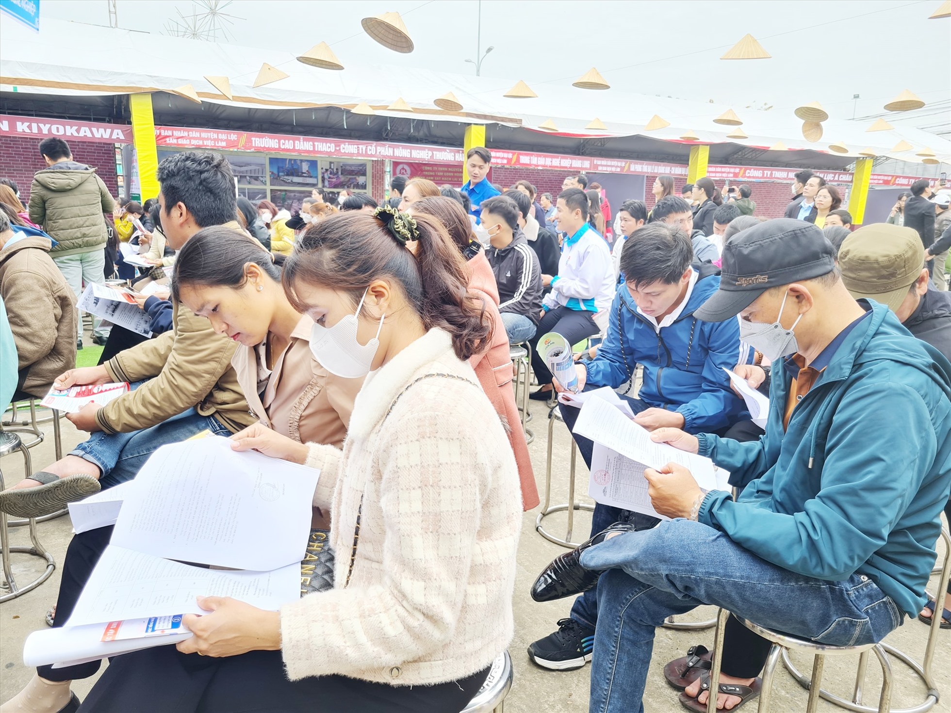 Người tìm việc tại Phiên chợ việc làm tỉnh Quảng Nam đầu năm mới 2023. 
Ảnh: Diễm Lệ