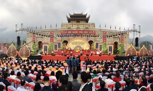 Hàng nghìn du khách thập phương về dự lễ khai hội Tây Yên Tử. Ảnh: Nguyễn Kế