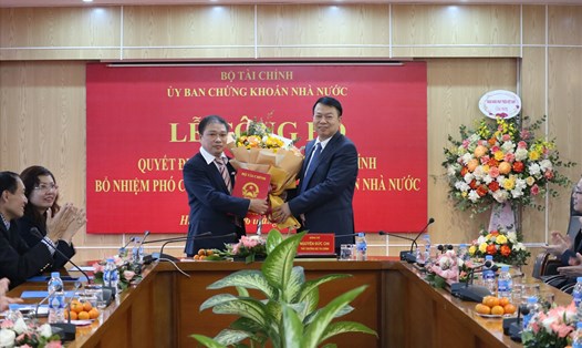 Tân Phó Chủ tịch Uỷ ban Chứng khoán Nhà nước Lương Hải Sinh (chính giữa bên trái). Ảnh: SSC