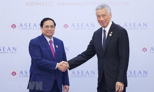 Thủ tướng Phạm Minh Chính gặp Thủ tướng Singapore Lý Hiển Long ngày 12.11.2022 nhân dịp tham dự Hội nghị Cấp cao ASEAN lần thứ 40, 41 và các Hội nghị Cấp cao liên quan tại Phnom Penh, Campuchia. Ảnh: TTXVN