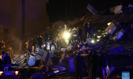Lực lượng cứu hộ làm việc gần đống đổ nát của một tòa nhà bị phá hủy trong trận động đất mạnh ở thành phố Jableh, tỉnh Latakia, Syria. Ảnh: Xinhua