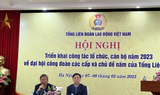 Phó Chủ tịch Thường trực Tổng Liên đoàn Lao động Việt Nam Trần Thanh Hải (bên trái) phát biểu tại Hội nghị. Ảnh: Linh Nguyên