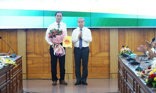 Chủ tịch UBND tỉnh Phan Ngọc Thọ (bên phải) trao quyết định và tặng hoa chúc mừng đến tân Giám đốc Sở Y tế - Trần Kiêm Hảo (thời điểm nhậm chức). Ảnh: Thái Bình