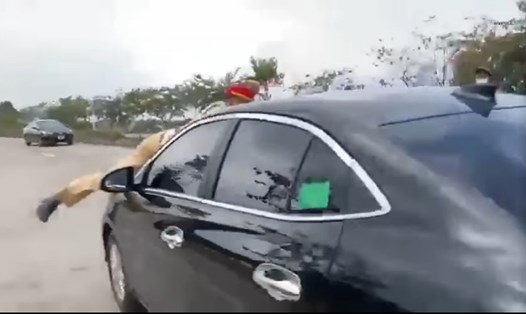 Hình ảnh tài xế Lý bỏ chạy khi có nam cảnh sát giao thông bám trên nắp ca pô. Ảnh: Cục Cảnh sát giao thông