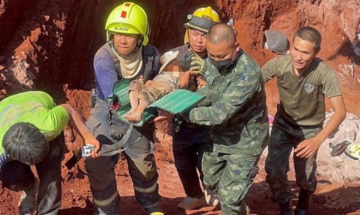 Lực lượng cứu hộ giải cứu thành công bé gái 19 tháng tuổi rơi xuống giếng. Ảnh: Fire & Rescue Thailand