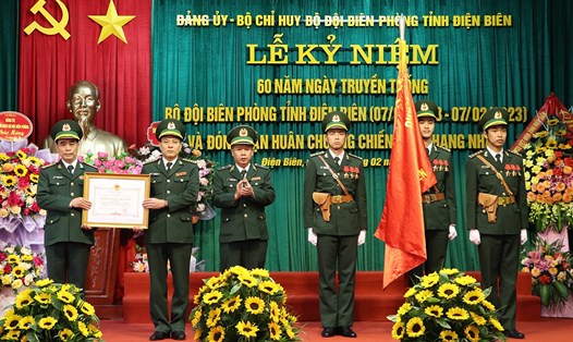 Thừa ủy quyền của Chủ tịch nước, Thiếu tướng Nguyễn Đức Mạnh - Phó Tư lệnh BĐBP trao Huân chương Chiến công hạng Nhất cho Bộ Chỉ huy Bộ đội Biên phòng tỉnh Điện Biên. Ảnh: Anh Dũng