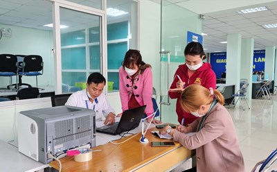 Người lao động Đà Nẵng tìm việc tại Phiên chợ việc làm đầu năm 2023. Ảnh: Tường Minh