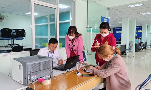Người lao động Đà Nẵng tìm việc tại Phiên chợ việc làm đầu năm 2023. Ảnh: Tường Minh
