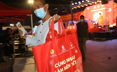 Anh Cái Khoa (quê Quảng Trị) làm công nhân tại Bình Dương, mất việc cuối năm 2022. Dịp Tết, anh Khoa được nhận quà từ Tổng LĐLĐVN, SABECO... Ảnh: Đình Trọng