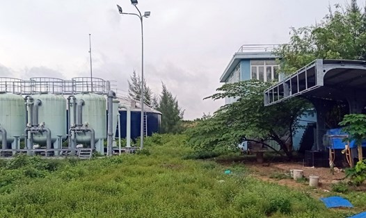 Nhà máy nước sạch huyện Đông Hải, tỉnh Bạc Liêu được khởi công từ năm 2009, năm 2011 được vay 24 tỉ đồng chỉ xây vài hạng mục rồi bỏ hoang đến nay. Ảnh: Nhật Hồ