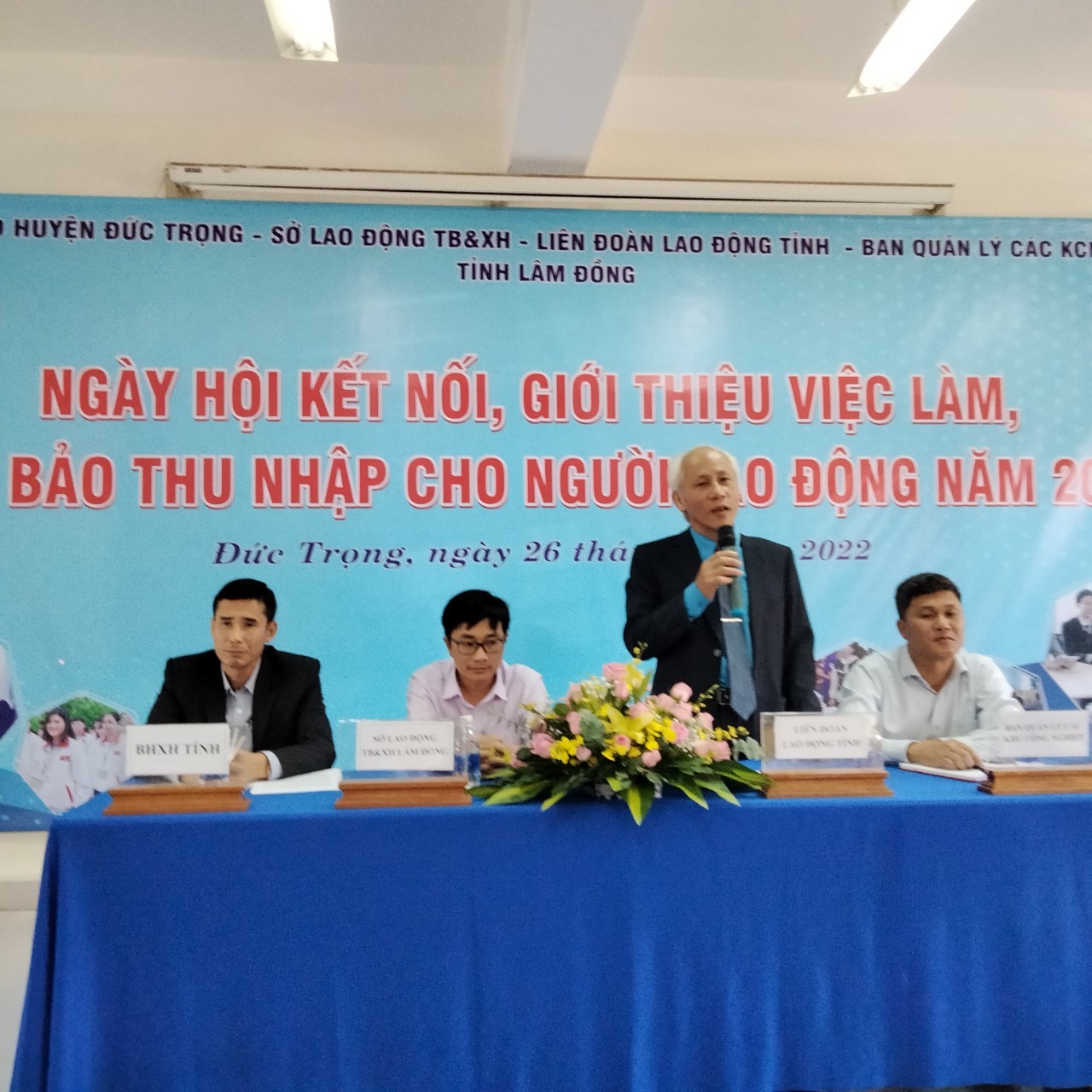 Các đơn vị tại tỉnh Lâm Đồng phối hợp tổ chức “Ngày hội kết nối, giới thiệu việc làm, đảm bảo thu nhập cho người lao động”. Ảnh: ĐỨC THIỆM