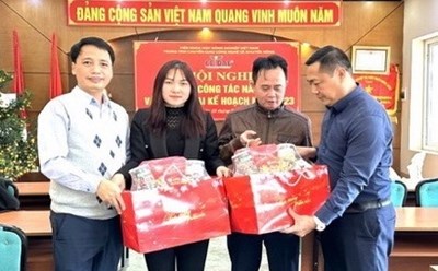 Công đoàn cơ sở Trung tâm Chuyển giao Công nghệ và Khuyến nông tặng đoàn viên, người lao động dịp Tết Quý Mão vừa qua. Ảnh: Hoàng Thị Hiền