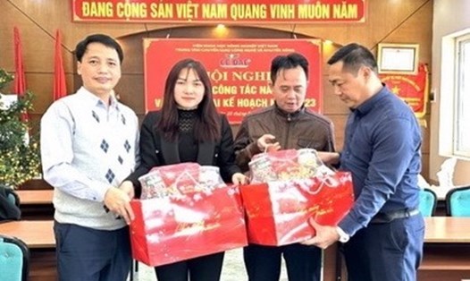 Công đoàn cơ sở Trung tâm Chuyển giao Công nghệ và Khuyến nông tặng đoàn viên, người lao động dịp Tết Quý Mão vừa qua. Ảnh: Hoàng Thị Hiền