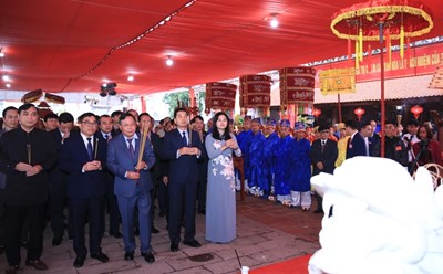 Các lãnh đạo thành phố Hà Nội dâng hương tại đình Chử Xá, xã Văn Đức (huyện Gia Lâm). Ảnh: Quang Thái