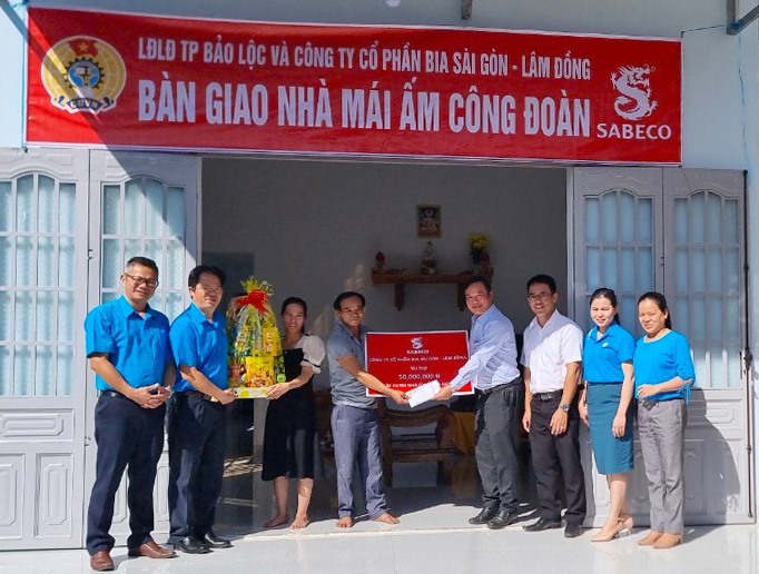 Bàn giao Mái ấm Công đoàn cho công nhân vệ sinh đô thị ở Lâm Đồng