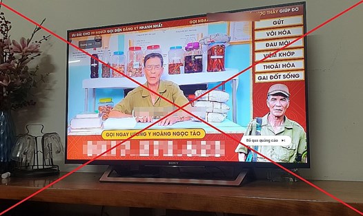 Quảng cáo "thần dược nhà tôi ba đời" xuất hiện trên tivi nhà anh Trần Mạnh Huy tối 5.2. Ảnh: Trần Tuấn
