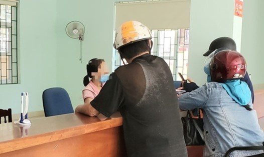 Người dân đến giao dịch tại một trụ sở UBND phường ở TP. Đồng Hới. Ảnh: Lê Phi Long