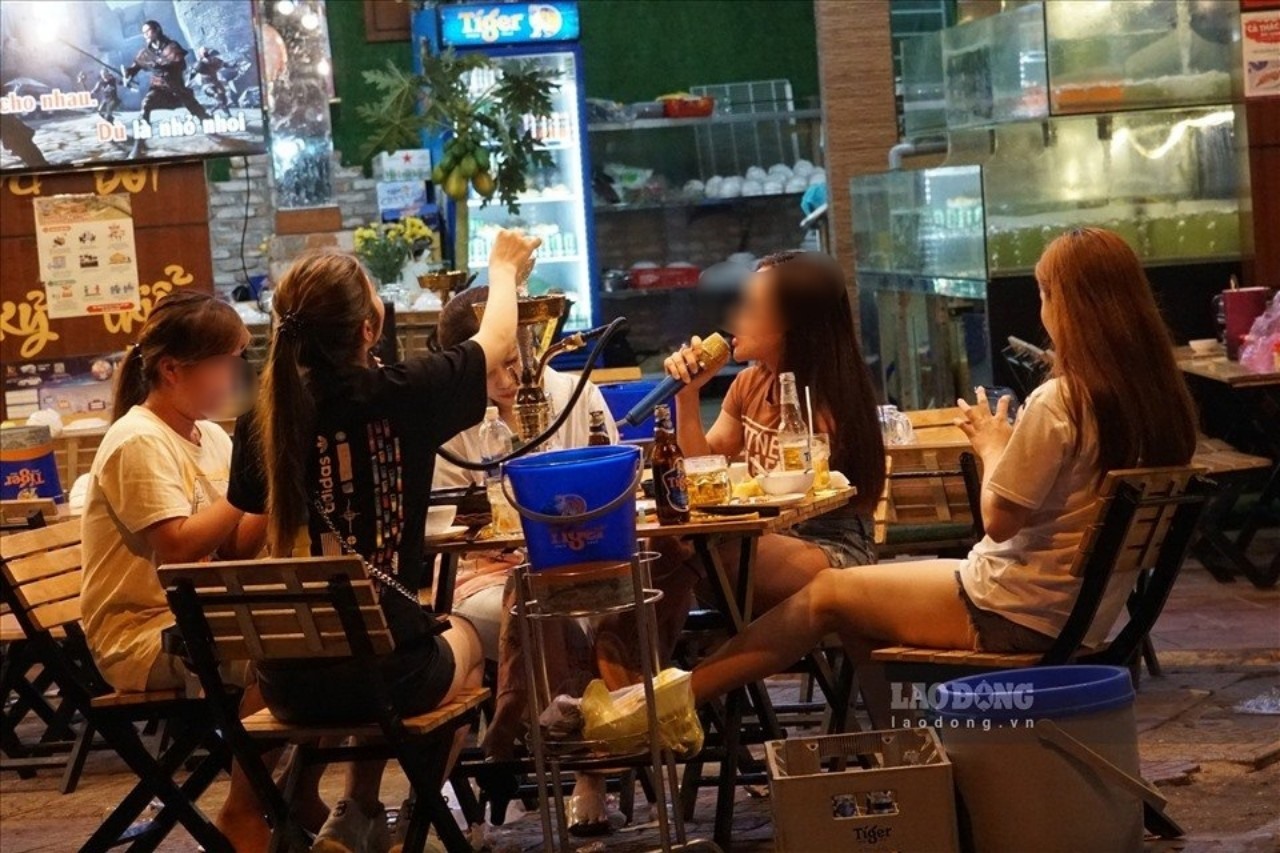 Chi cả tháng lương nhậu nhẹt tân niên, người trẻ lo đầu năm đã hết tiền
