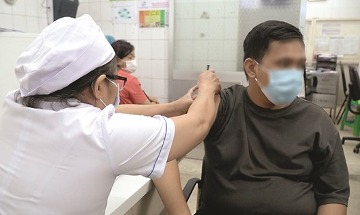 Bệnh nhân T đang được tiêm vaccine phòng dại. Ảnh: Chân Phúc