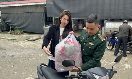 Hoa hậu Thuỳ Tiên và ekip đã phải đi chặng đường khá xa  để đến được điểm trường tại Mèo Vạc, Hà Giang. Ảnh: Nhân vật cung cấp