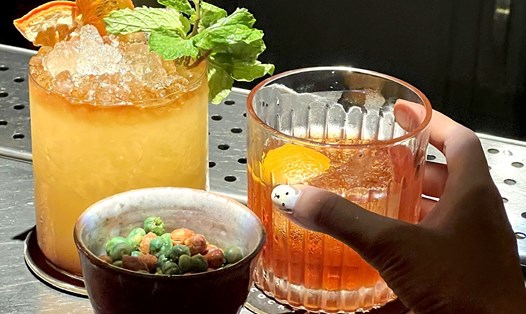 Các loại cocktail có đường được làm từ nước ép trái cây hoặc soda có thể bổ sung một lượng calo rỗng đáng kể. Ảnh: Thanh Ngọc