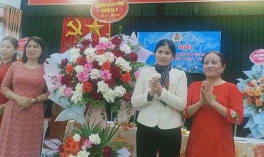 Bà Phan Thị Hoa - Phó Chủ tịch Liên đoàn Lao động huyện Ba Vì - chúc mừng Đại hội Công đoàn Trường mầm non Chu Minh. Ảnh: Bùi Hải