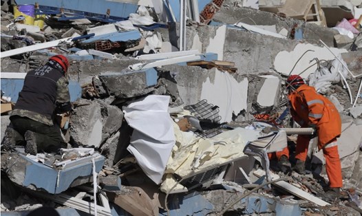 Lực lượng cứu hộ tìm người sống sót giữa đống đổ nát của một tòa nhà ở Kahramanmaras, Thổ Nhĩ Kỳ ngày 7.2. Ảnh: Xinhua