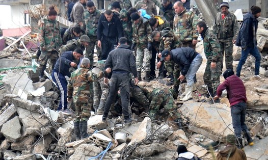 Tìm kiếm người sống sót sau động đất ở Jableh, tỉnh Latakia, Syria, ngày 6.2.2023. Ảnh: Xinhua