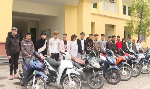 Nhóm nam nữ vừa bị bắt giữ, khởi tố. Ảnh: Công an tỉnh Phú Thọ