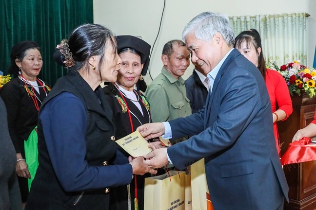 Chủ tịch Ủy ban Trung ương MTTQ Việt Nam Đỗ Văn Chiến tặng quà cho hộ nghèo trên địa bàn xã Yên Dương, huyện Tam Đảo, tỉnh Vĩnh Phúc. Ảnh: Quang Vinh