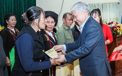 Chủ tịch Ủy ban Trung ương MTTQ Việt Nam Đỗ Văn Chiến tặng quà cho hộ nghèo trên địa bàn xã Yên Dương, huyện Tam Đảo, tỉnh Vĩnh Phúc. Ảnh: Quang Vinh