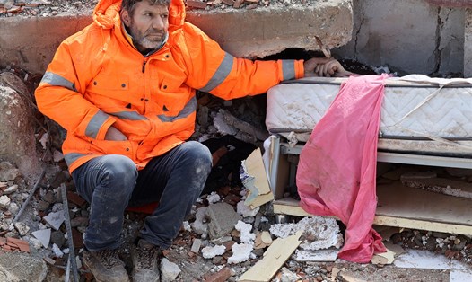 Mesut Hancer nắm tay cô con gái 15 tuổi Irmak, người đã chết trong trận động đất ở Kahramanmaras, Thổ Nhĩ Kỳ. Ảnh: AFP