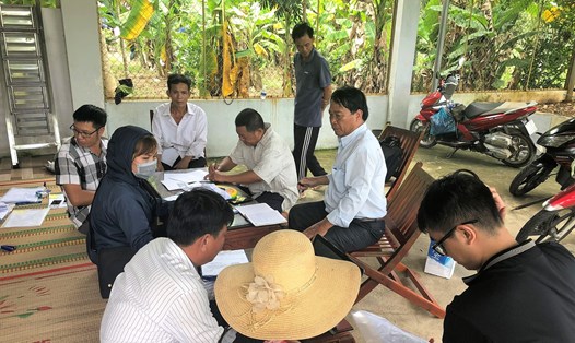 Cơ quan chức năng thực hiện công tác kiểm đếm tại nhà người dân có đất bị thu hồi trong dự án cao tốc Biên Hòa - Vũng Tàu giai đoạn 1. Ảnh: Trúc Giang